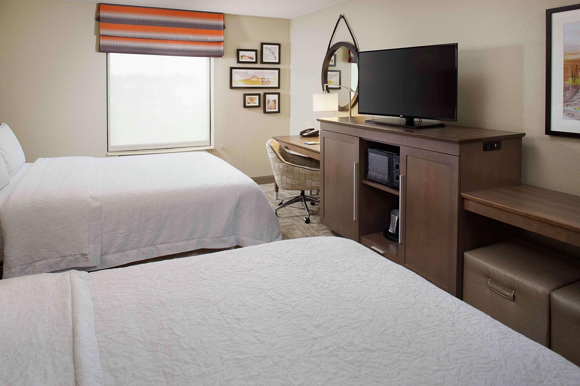 Hampton Inn By Hilton Garden City Long Island Bagian luar foto