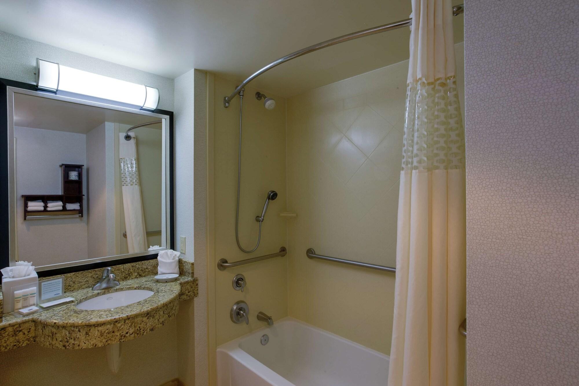 Hampton Inn By Hilton Garden City Long Island Bagian luar foto
