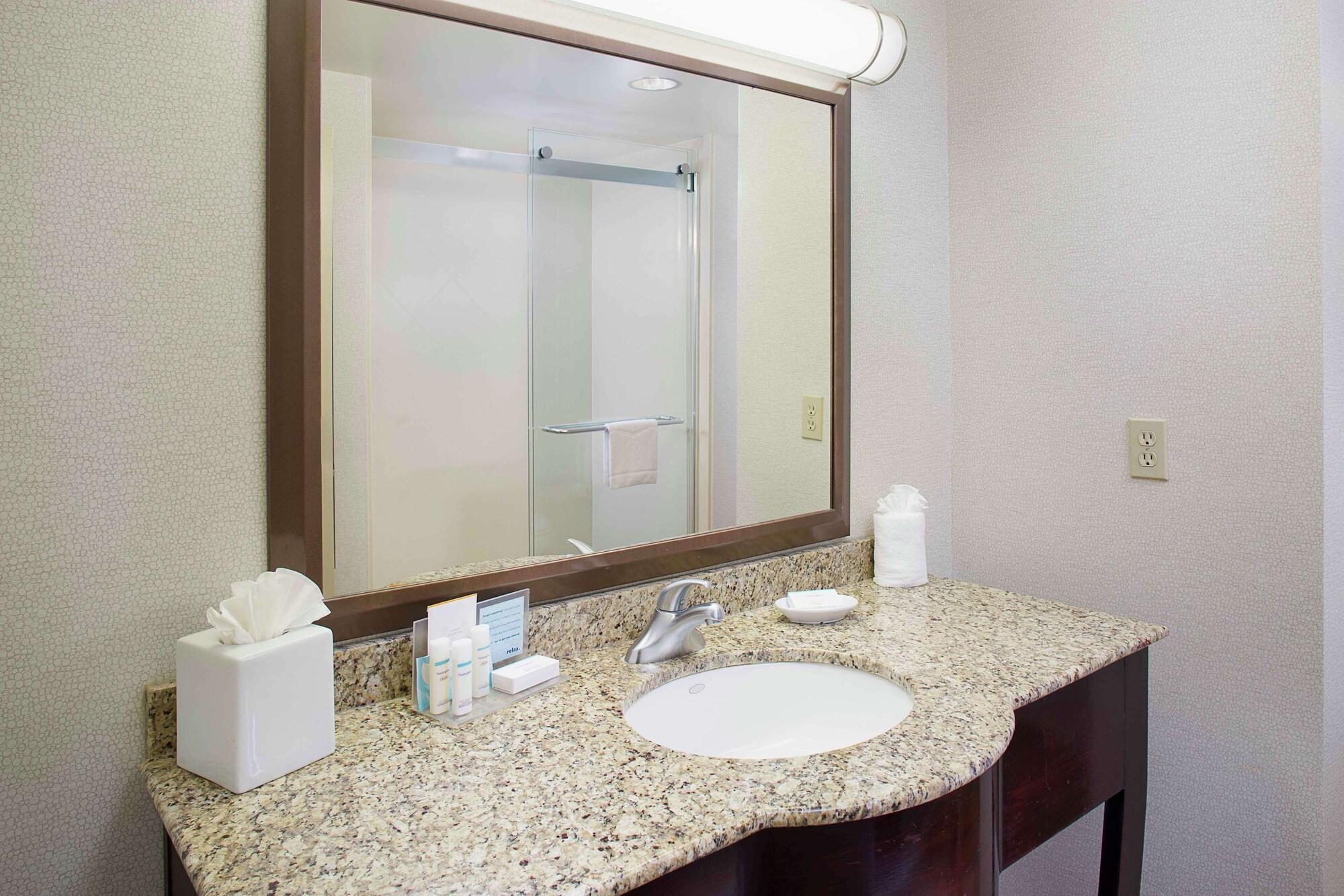 Hampton Inn By Hilton Garden City Long Island Bagian luar foto