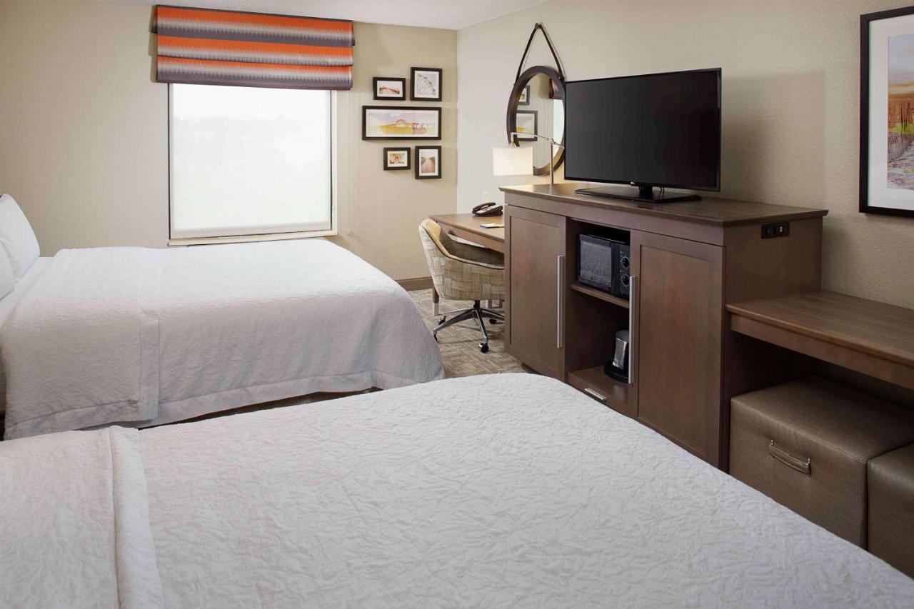 Hampton Inn By Hilton Garden City Long Island Bagian luar foto