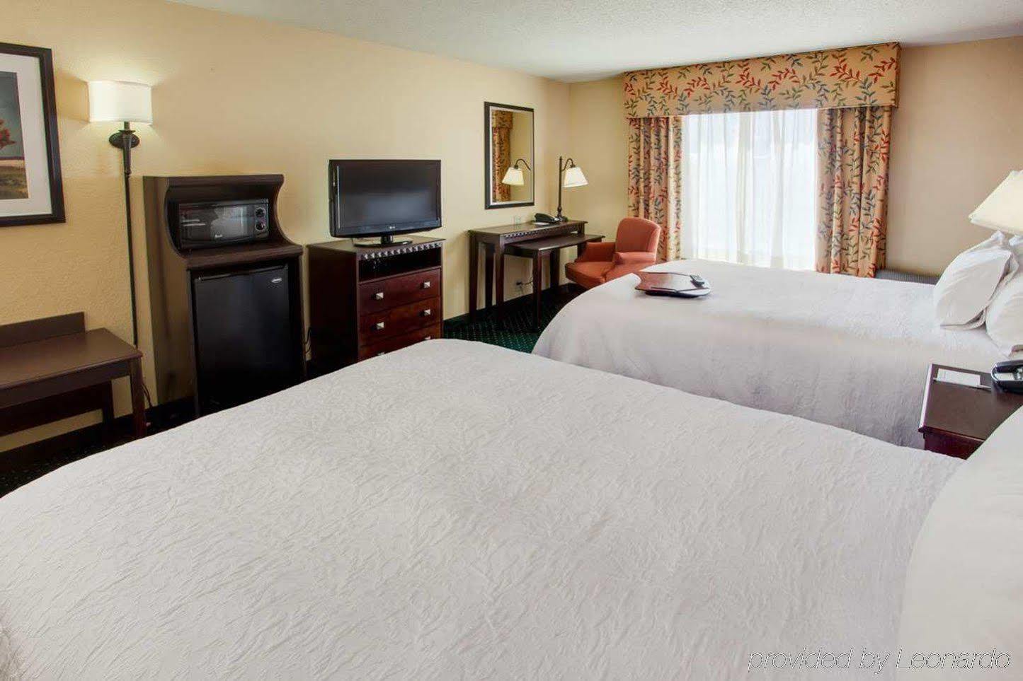Hampton Inn By Hilton Garden City Long Island Bagian luar foto