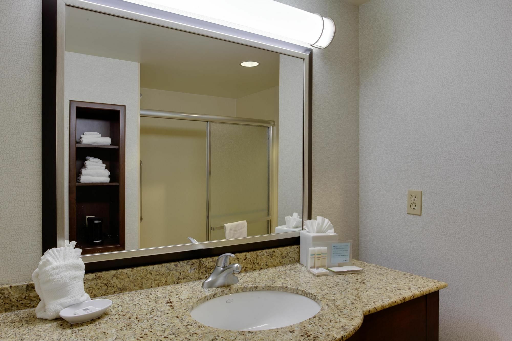 Hampton Inn By Hilton Garden City Long Island Bagian luar foto